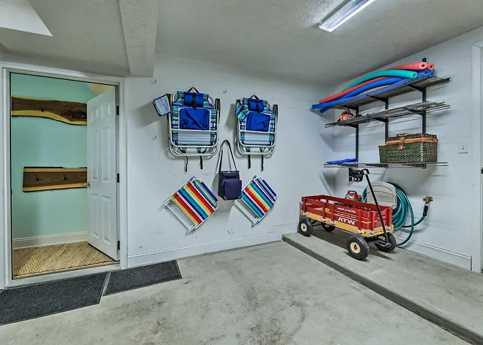 Bright Manistee Condo W/ Beach + Pool Access!