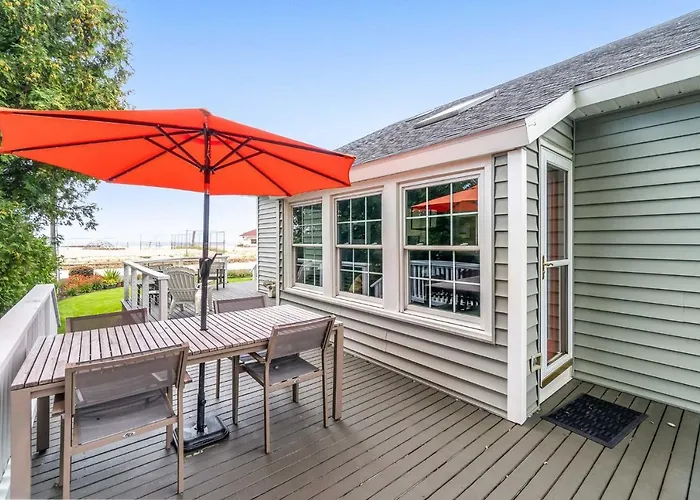 Chic Manistee Cottage: Steps To Lake Michigan!