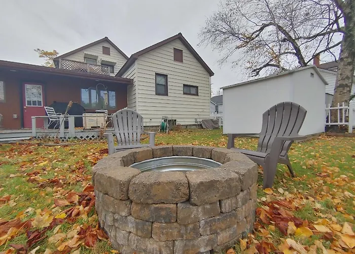 Huge Historic, W/Large Yard & Close To Beach